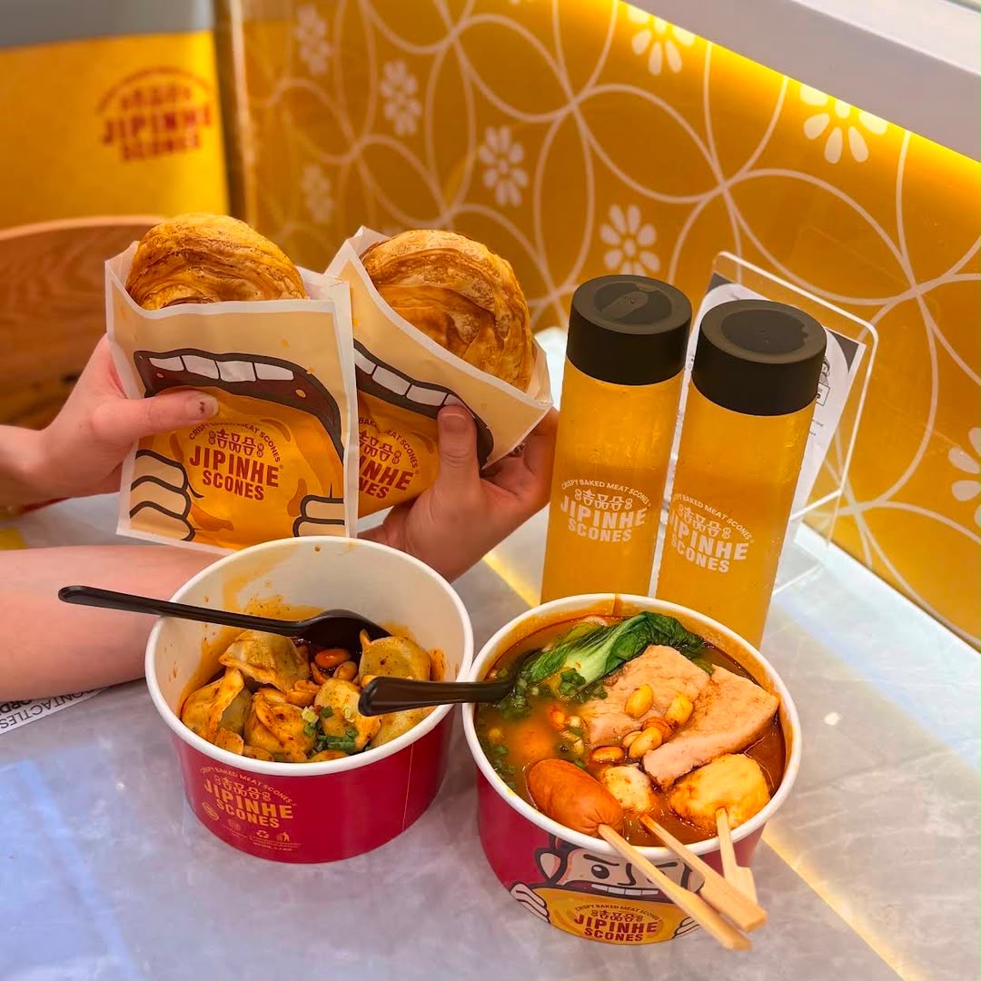 A rice bowl served with two bottled drinks